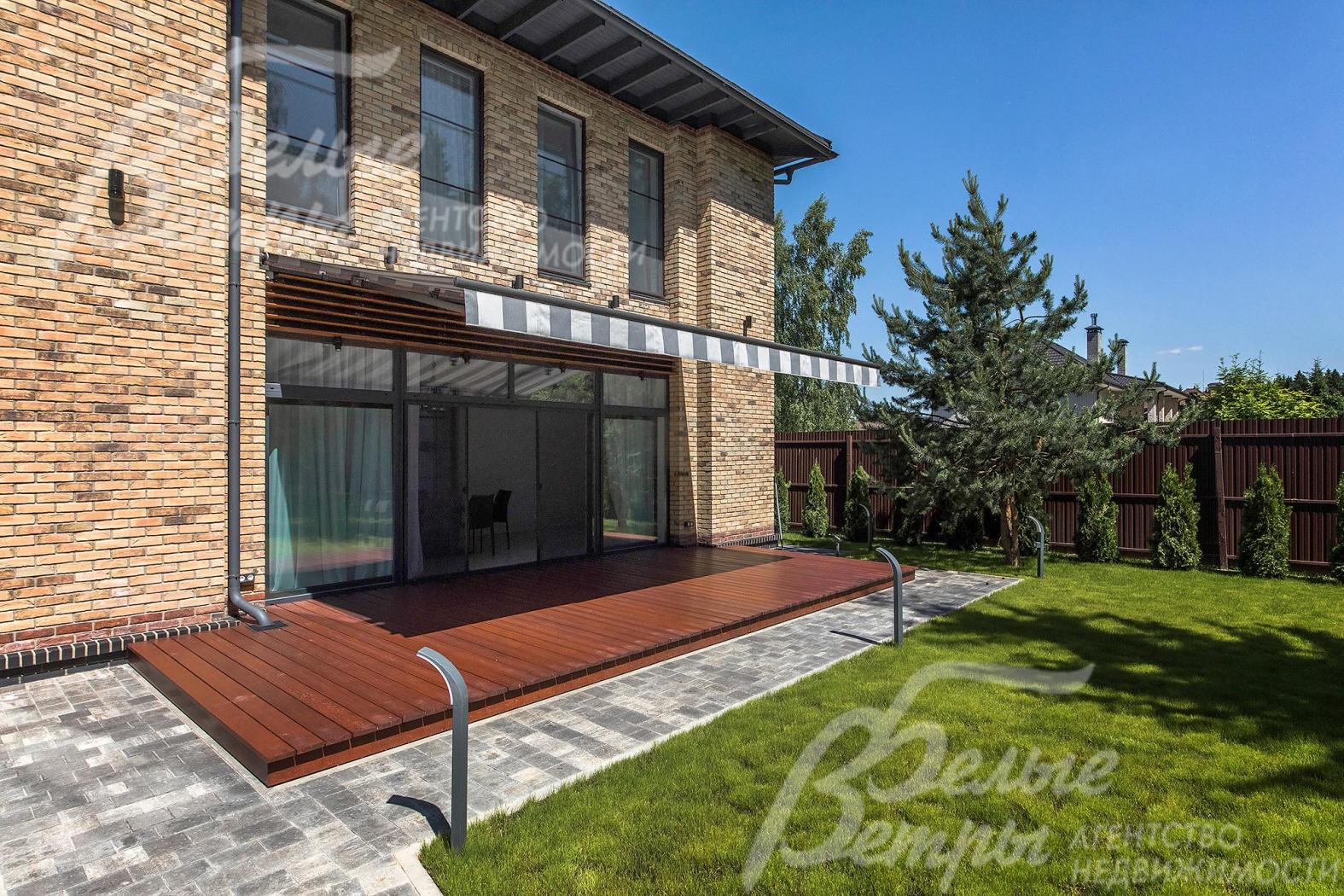 Терраса из лиственницы с маркизой с электроприводом