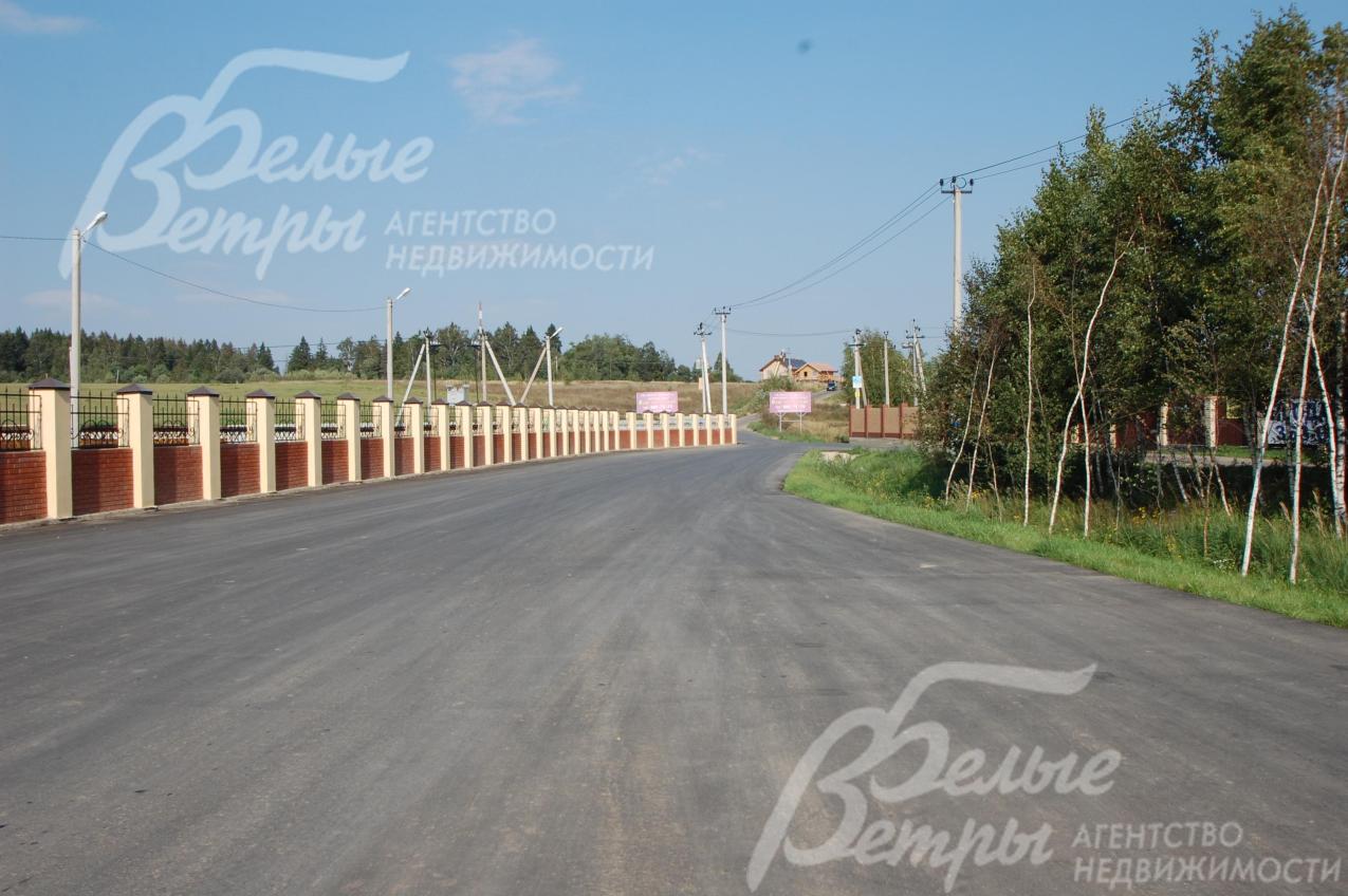 До поселка ведет асфальтированная дорога