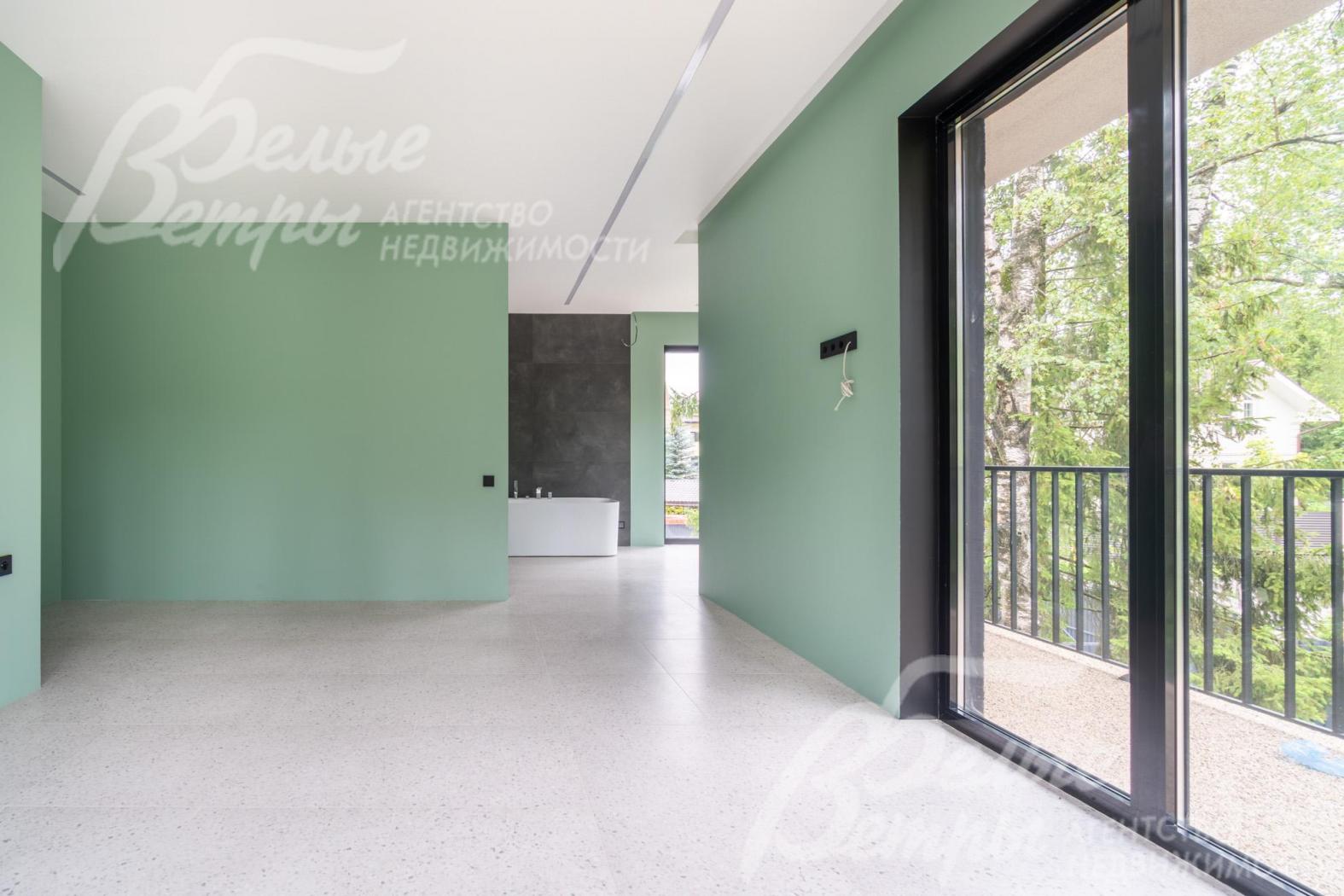 Мастер-спальня на втором этаже с выходом на балкон 28 кв.м и ванной комнатой открытого типа