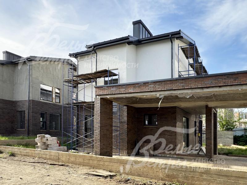 Дом построен из газобетонных блоков, кровля - металлическая (фальцевая)