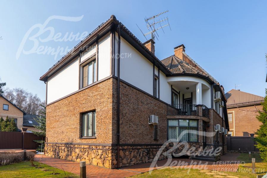 Кирпичный дом 500 кв.м на участке 15 соток с ландшафтом. 