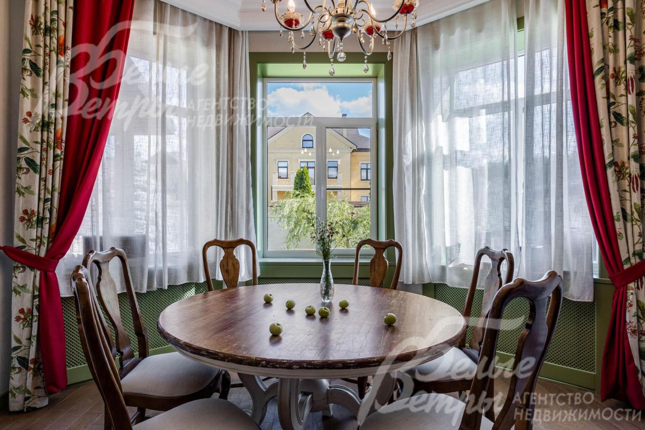 Эксклюзивная мебель из натурального дерева и элитный текстиль во всех помещениях дома.