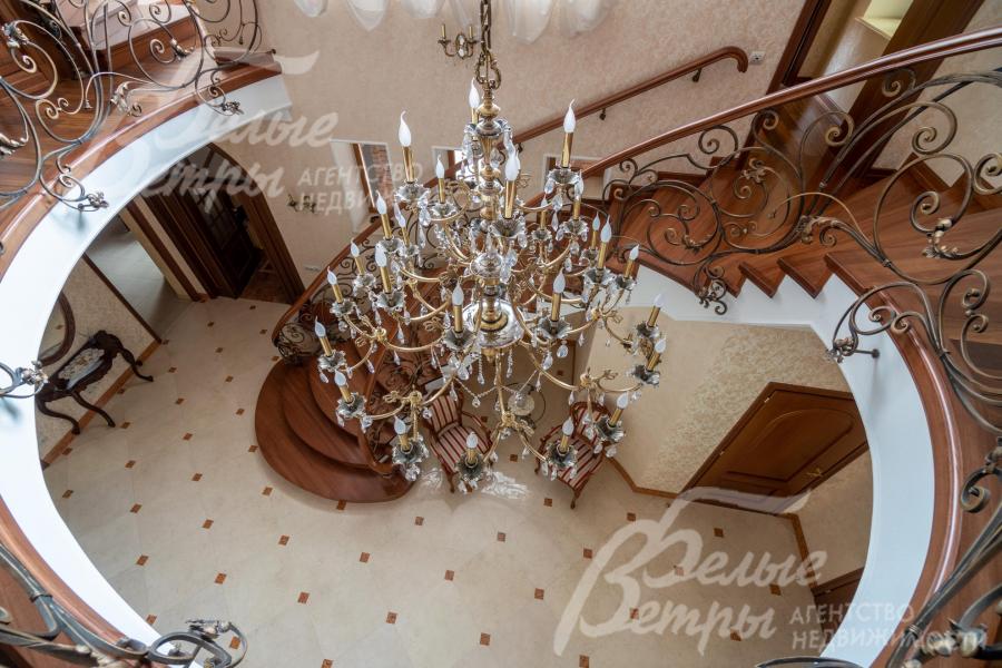 Холл украшает венецианская люстра