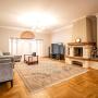 Просторная гостиная с дровяным камином