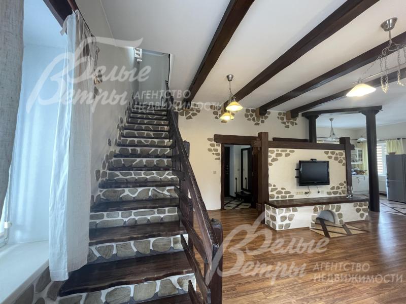 Лестница отделана деревом