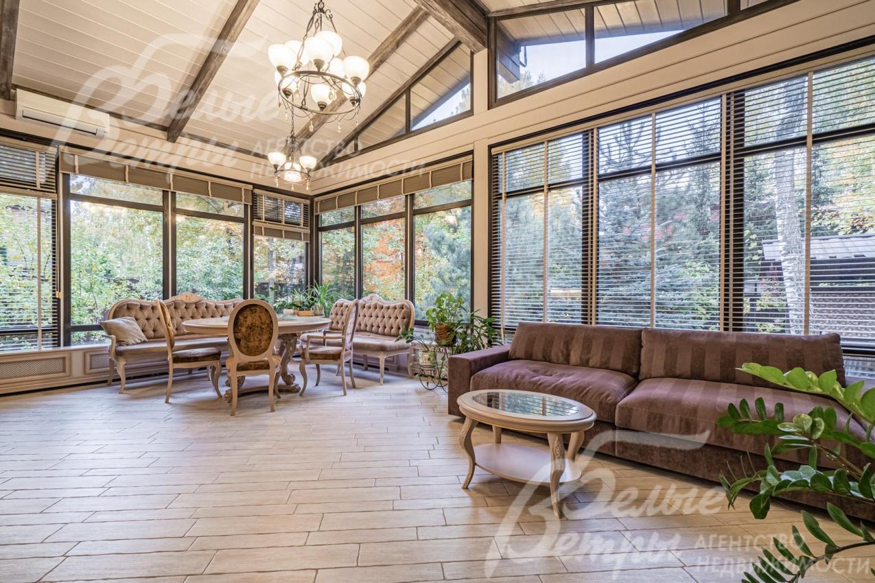 Столовая-гостиная с панорамным остеклением