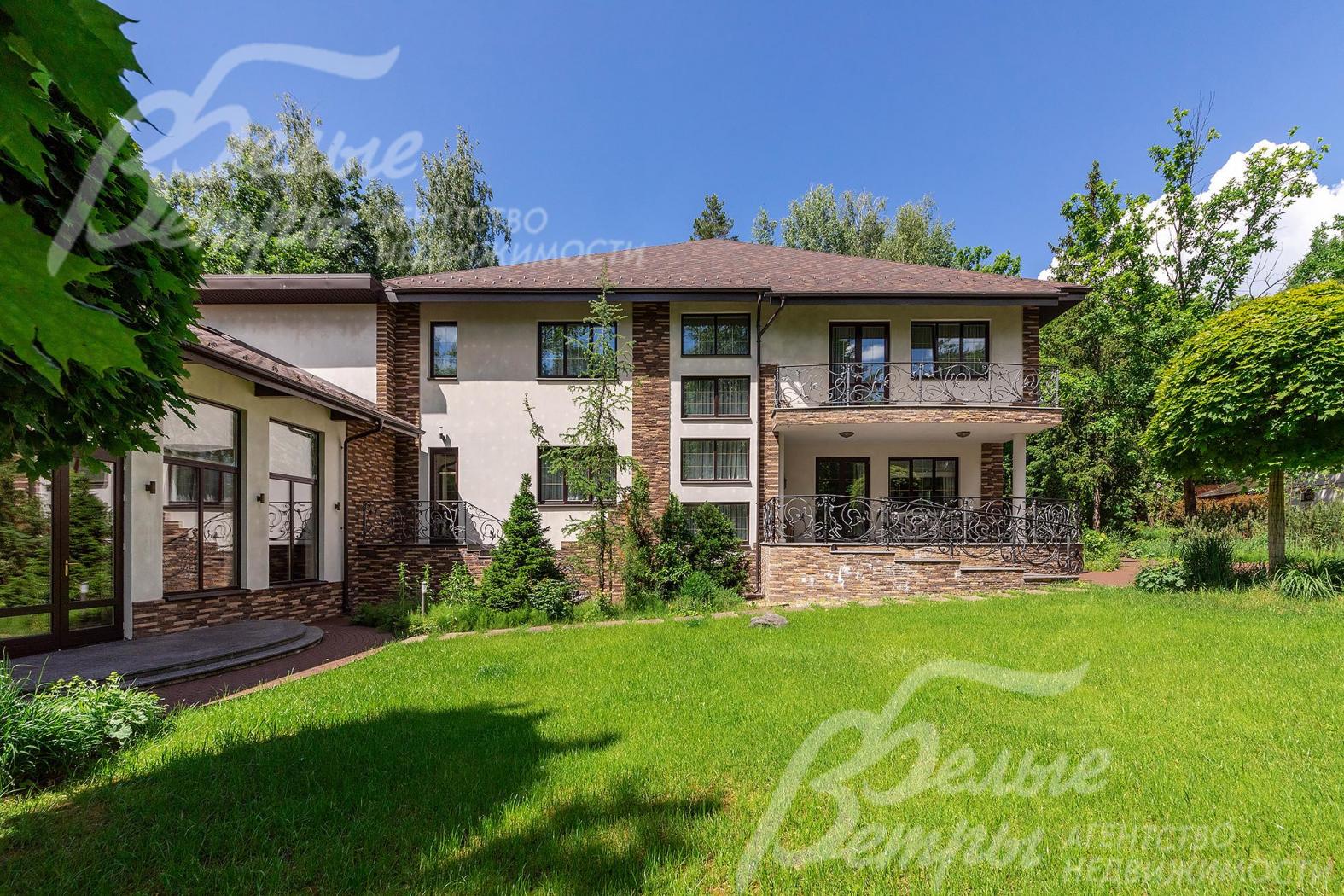 Дом с дизайнерской отделкой на участке площадью 50 соток в коттеджном поселке Фрунзевец