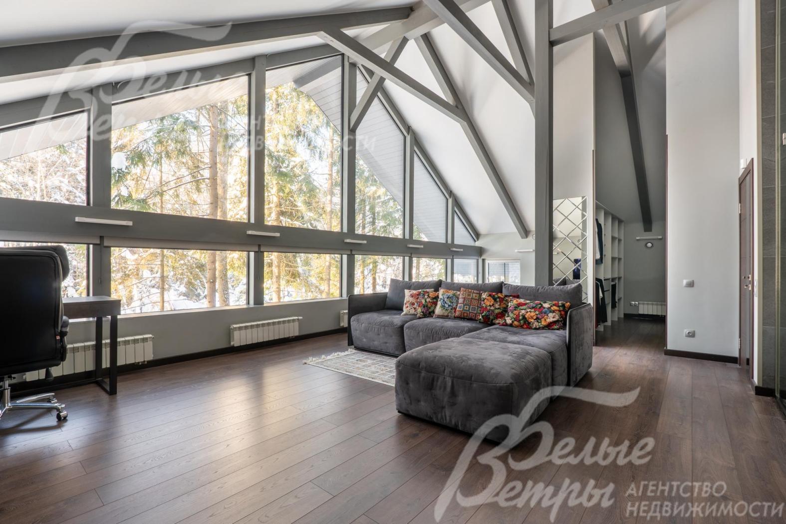 В мастер-блоке установлен диван и удобное рабочее место у окна 