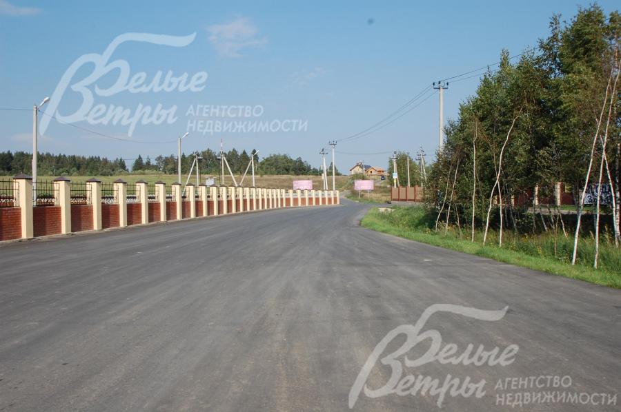До поселка ведет асфальтированная дорога