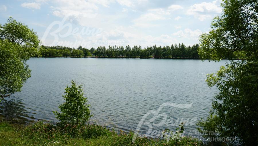 В поселке есть 2 озера