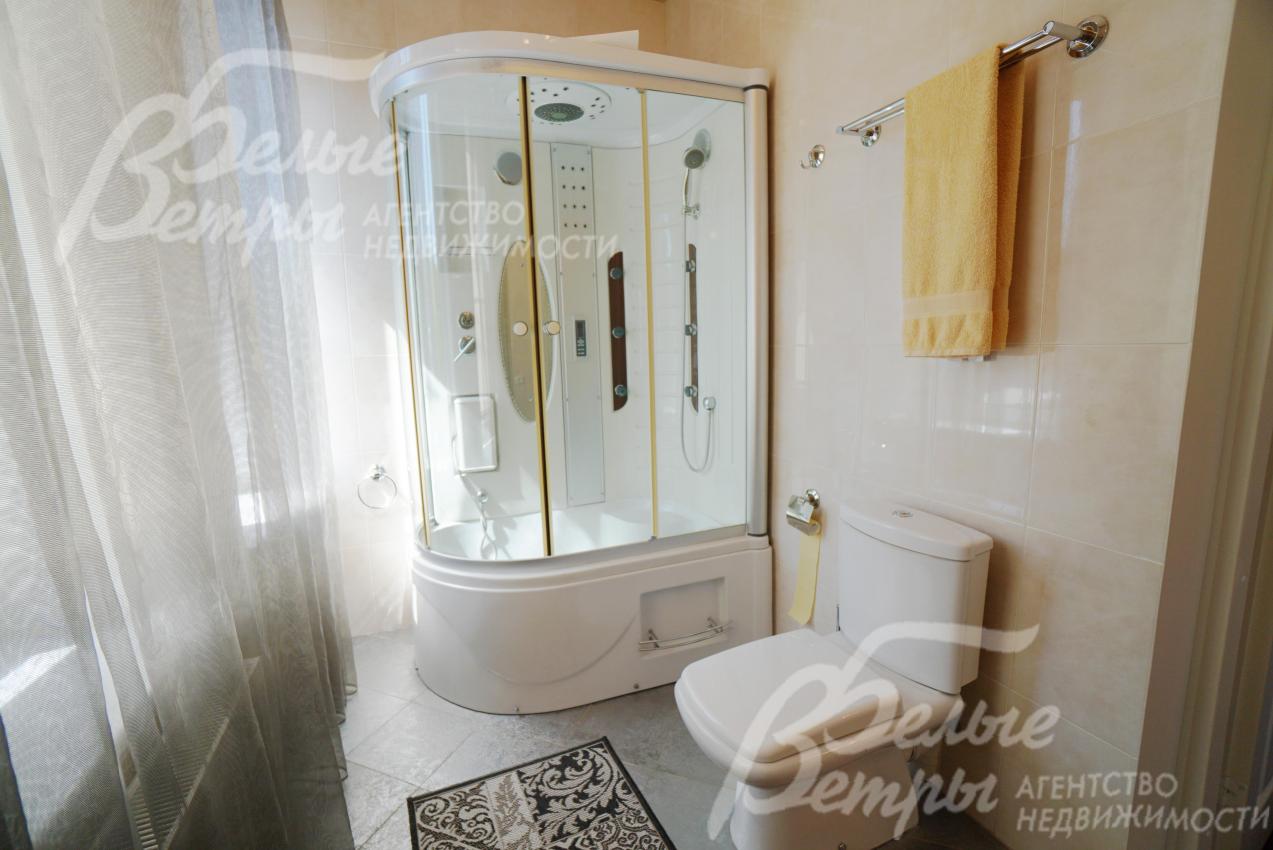 В санузлах есть многофункциональные душевые кабины