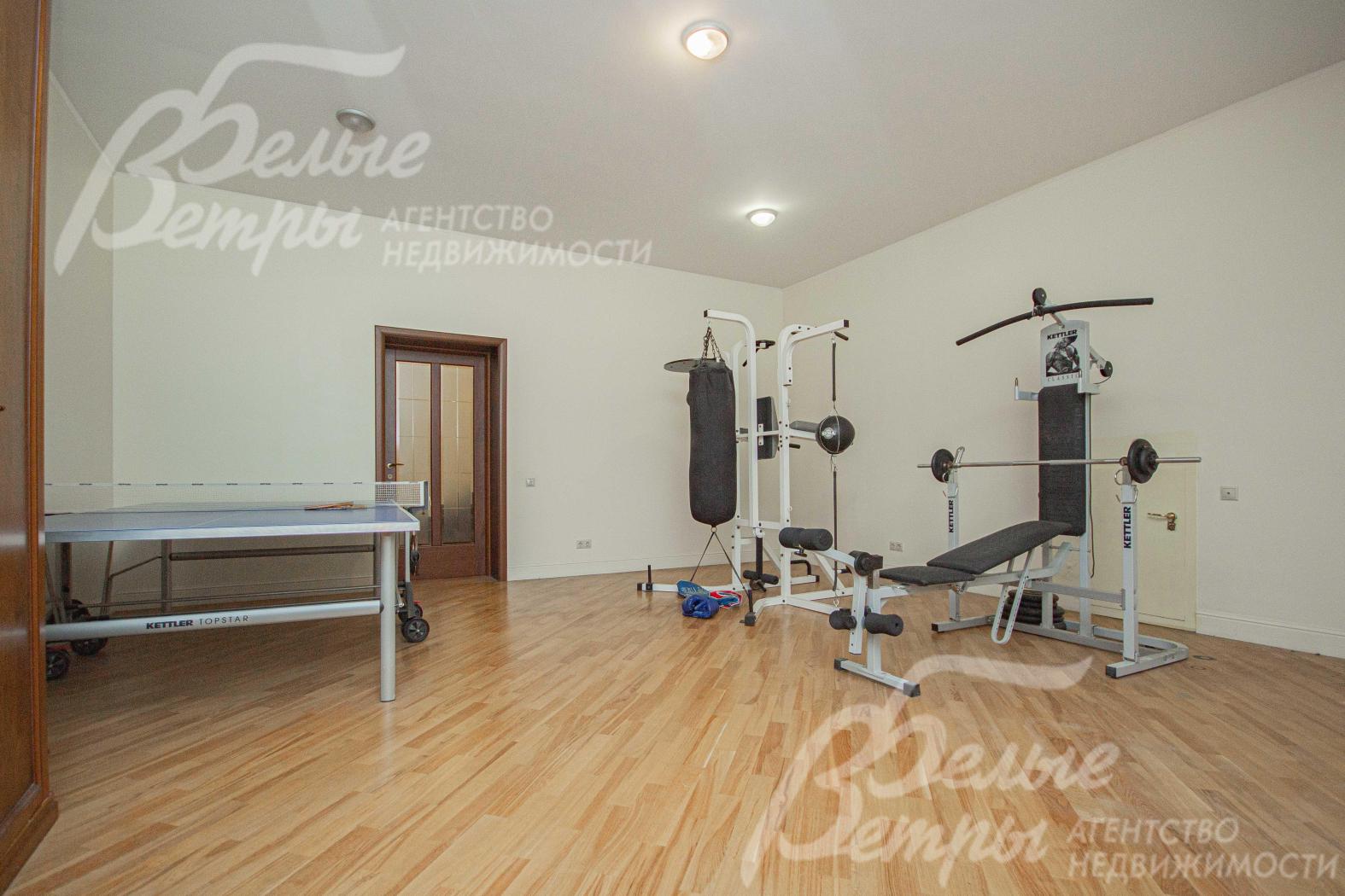 Тренажерный зал в цокольном этаже