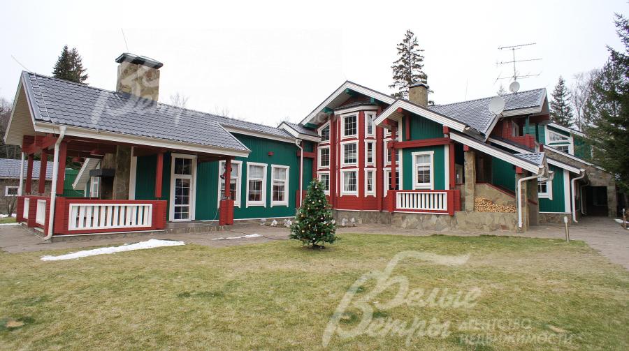 Дом с мебелью из клееного профилированного бруса на лесном участке