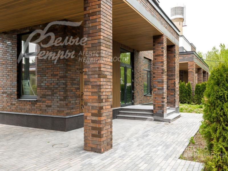 В экстерьере дома - благородная кирпичная отделка 