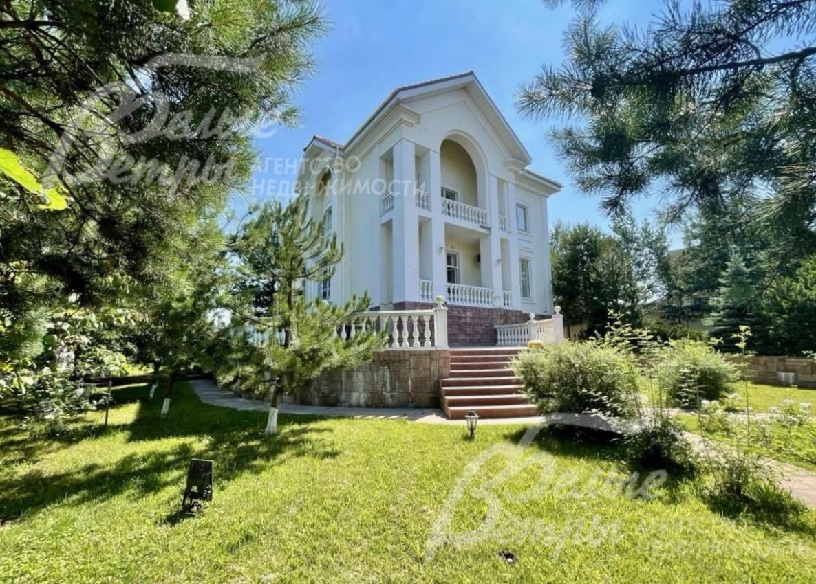 Кирпичный дом с мебелью в аренду на участке площадью 15 соток.