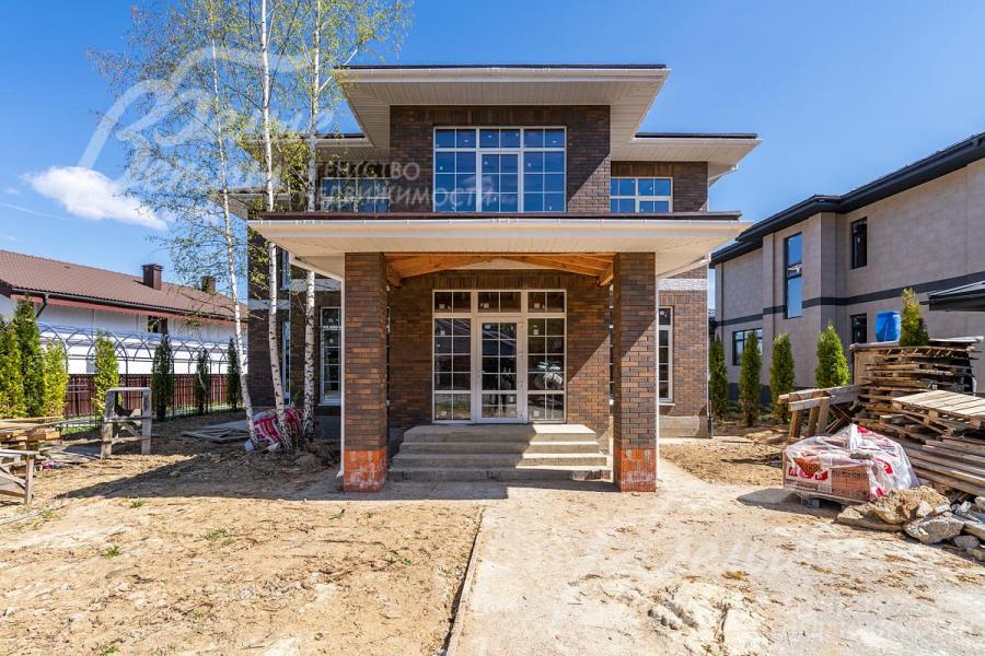 Входная группа со стеклянной дверью, дополненной панорамными боковыми окнами