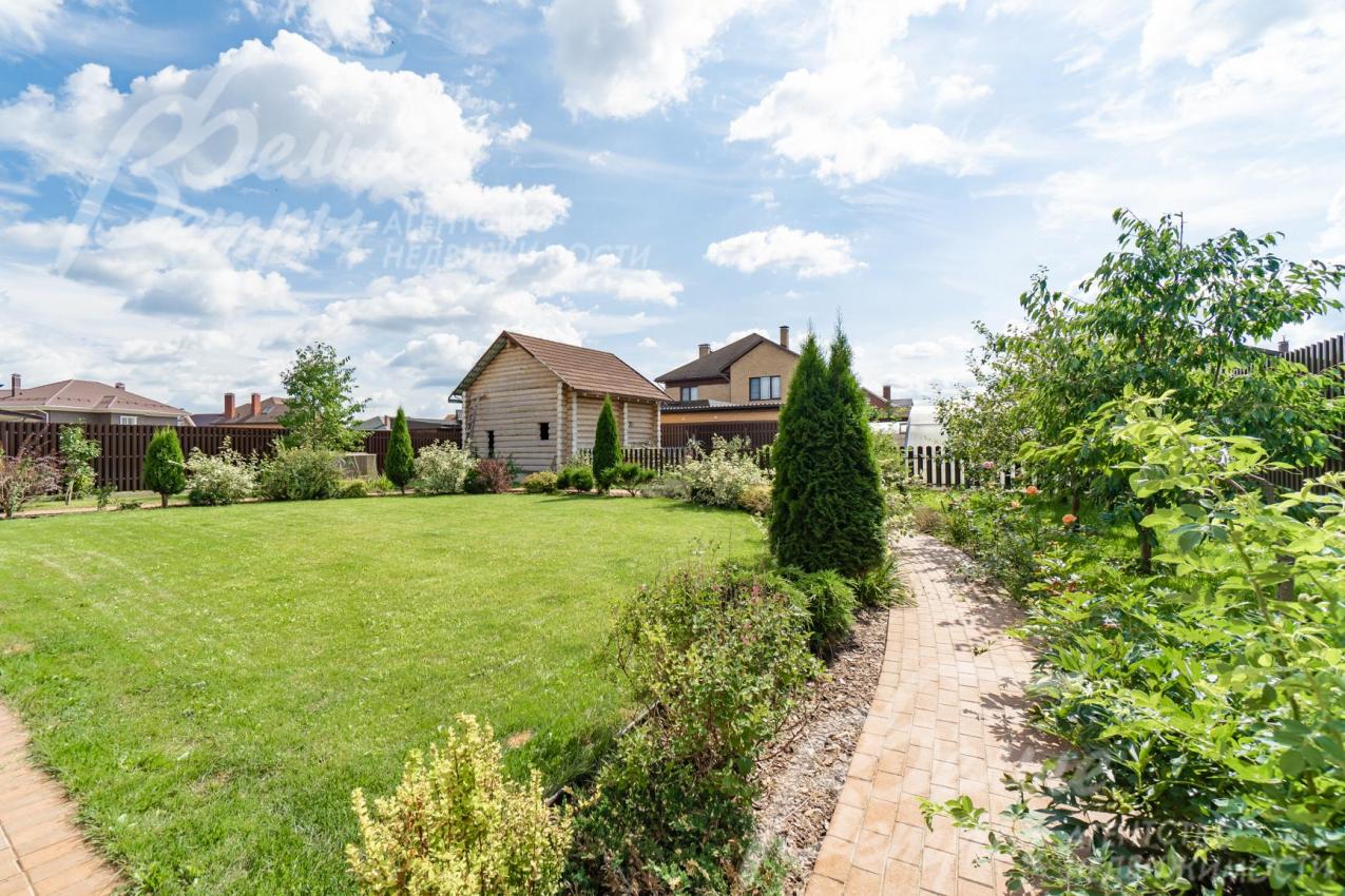 Множество декоративных и плодовых деревьев