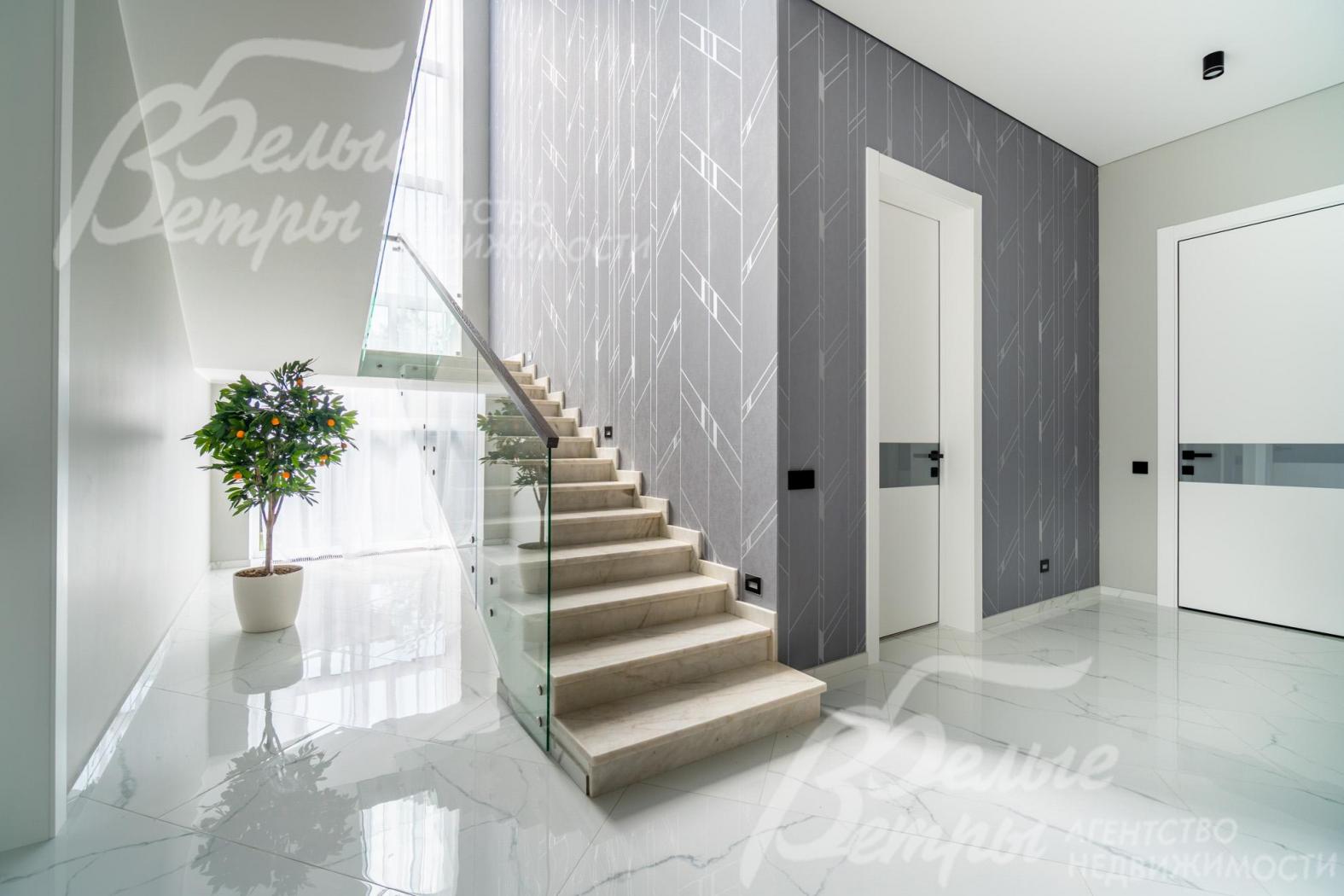 На второй этаж ведёт лестница со ступенями, отделанными натуральным мрамором