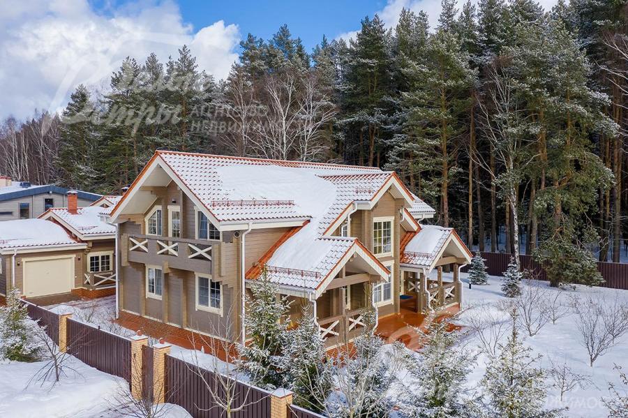 Дом из клееного бруса с мебелью на участке площадью 62 сотки в строгоохраняемом коттеджном поселке Стольный