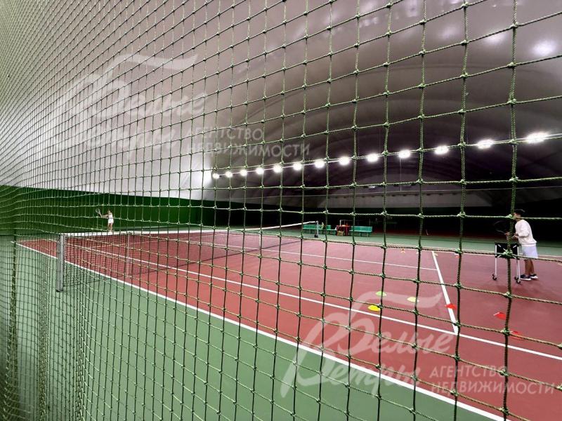 Теннисный корт на территории поселка Цветочный