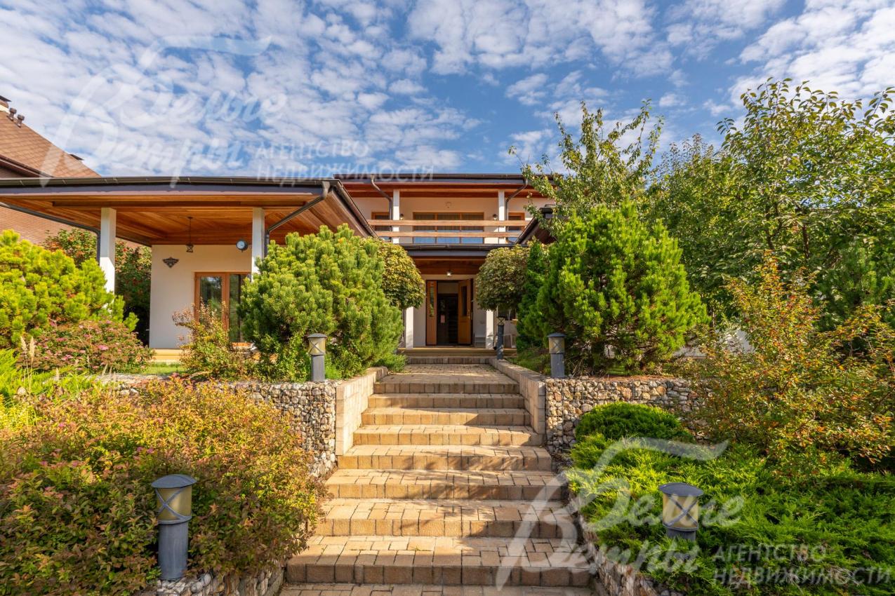 Дорожки выложены эффектной цементно-песчаной брусчаткой из белого цемента с эффектом искусственного старения, выполнено акцентное ландшафтное освещение