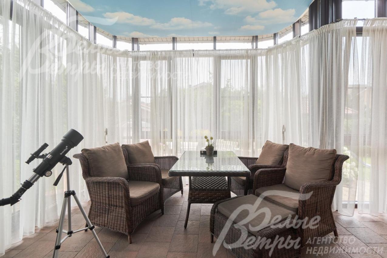 Отапливаемая застекленная терраса (вход из столовой): остеклением от пола до потолка, на потолке имитация звездного неба