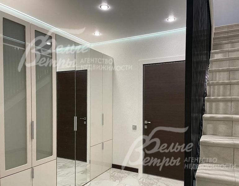 Вход в дом. Общая площадью дома - 460 кв.м. Отделка и меблировка выполнены под ключ