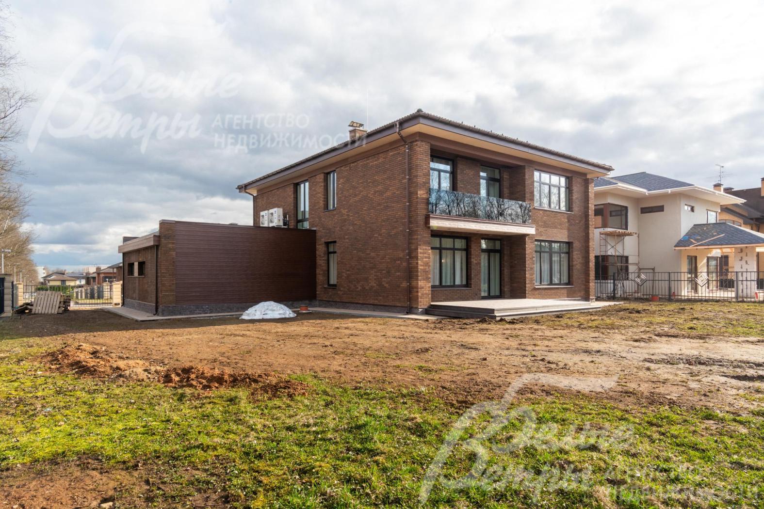 Выход на террасу и участок из гостиной