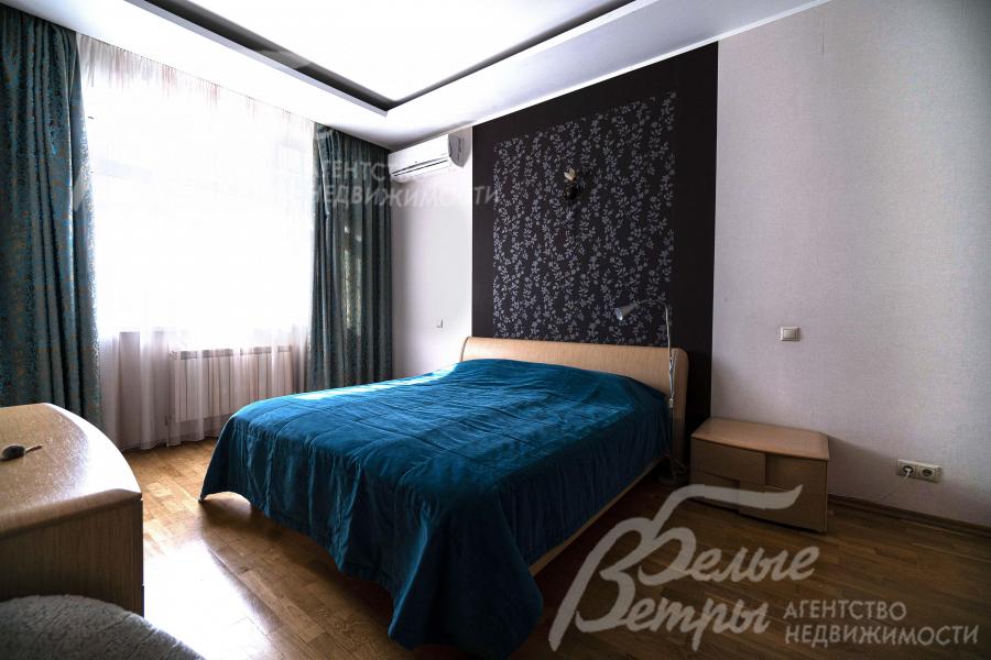 Одна из спален на втором этаже: акцентная стена у изголовья кровати декорирована эффектными обоями