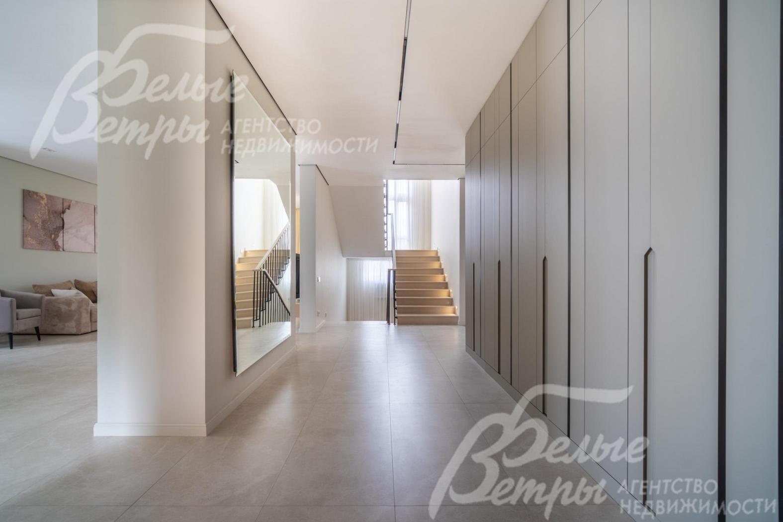 Большой шкаф-гардеробная в прихожей