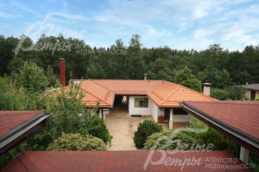 Вид на сервисный дом с крытой террасы