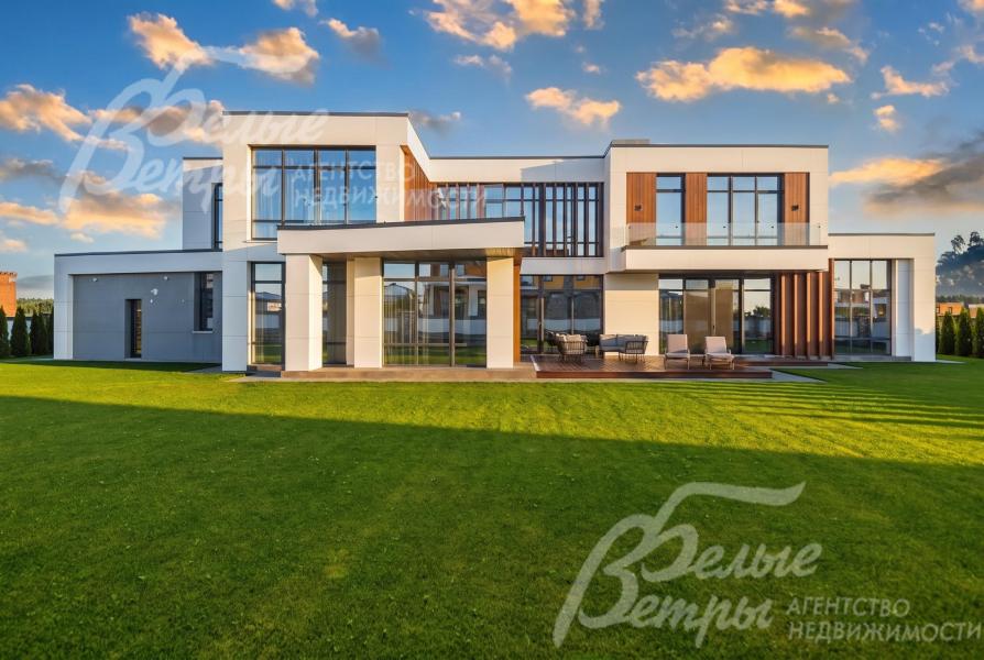 Меблированный коттедж 568 кв.м на ухоженном участке 18 соток
