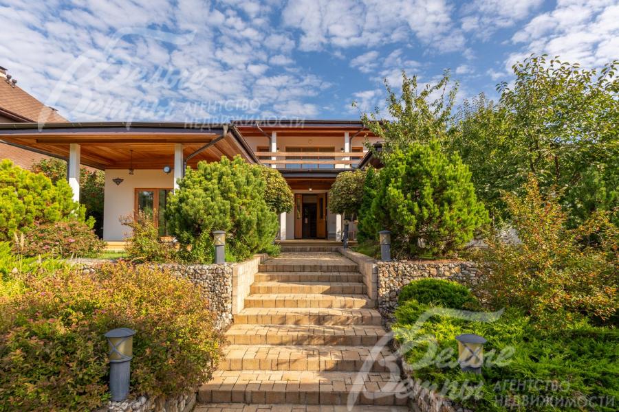 Дорожки выложены эффектной цементно-песчаной брусчаткой из белого цемента с эффектом искусственного старения, выполнено акцентное ландшафтное освещение