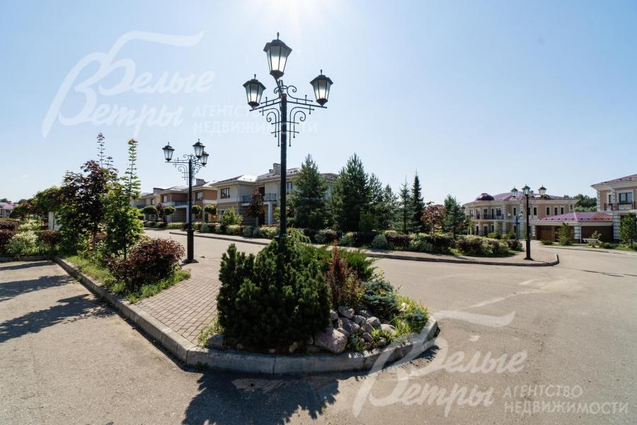 Выполнено освещение улиц, установлены скамейки