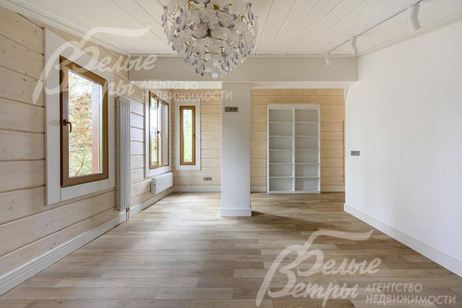 В доме установлены окна Rehau, двухкамерные, с ламинацией с двух сторон