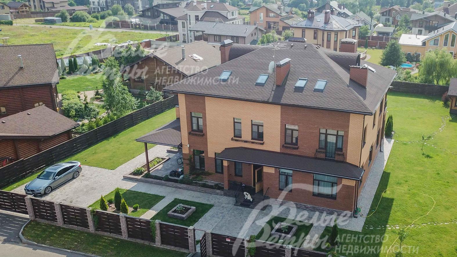 Участок огорожен спереди деревянным забором на каменных столбах и с цоколем, с других сторон - деревянный на метал. столбах и с бетонным цоколем