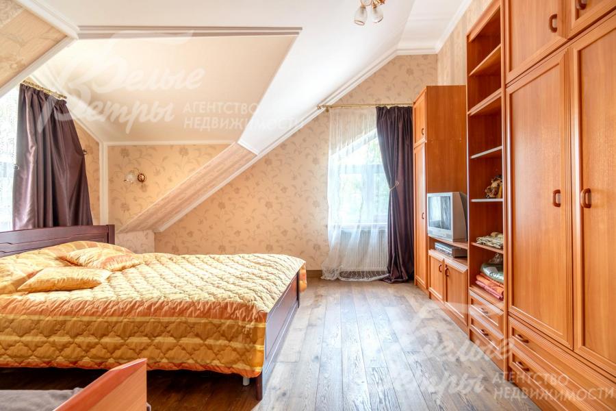 В спальнях сложные многоскатные потолки от 1.10 до 2.95 м 