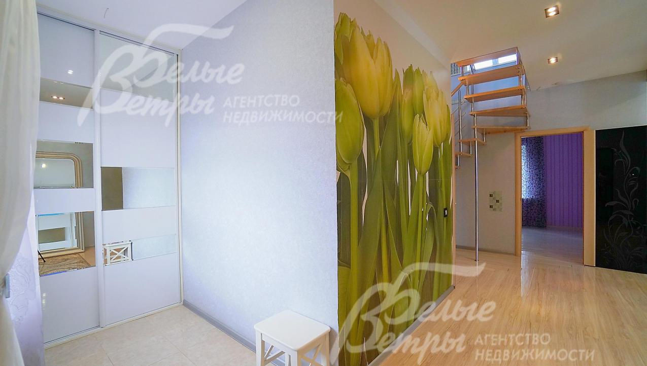 Холл первого этажа дома с гардеробной