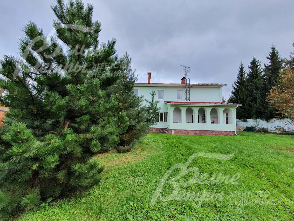 Вид на дом со стороны участка