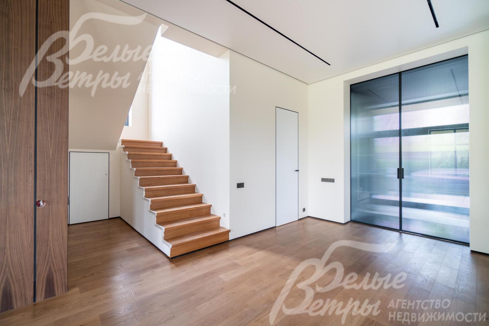 На второй этаж ведёт железобетонная лестница со ступенями, отделанными массивом дуба