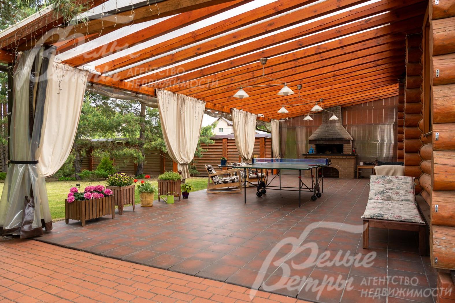 На террасе зона отдыха с настольным теннисом и мангальной зоной.
