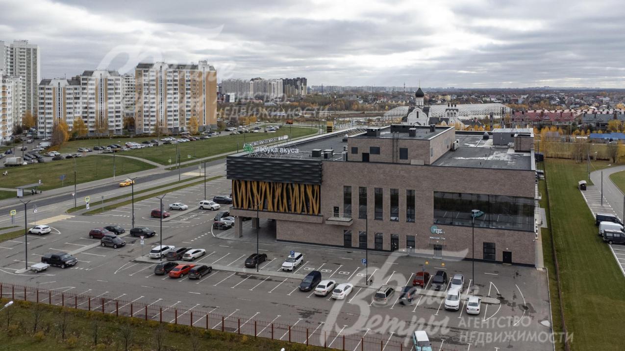 При въезде в поселок ТЦ Потапово (Азбука вкуса, фитнес с бассейном, ресторан) в 500 м от дома