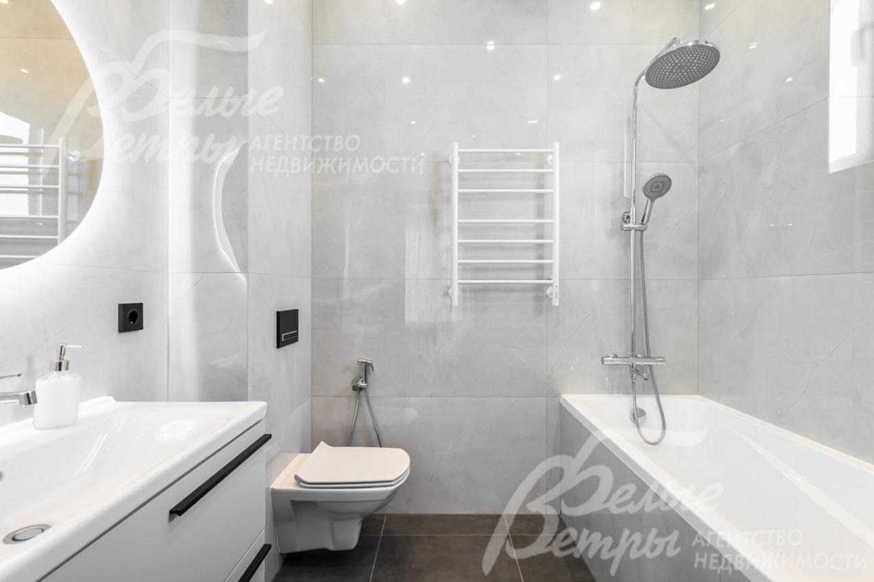 Санузел при мастер спальне с ванной