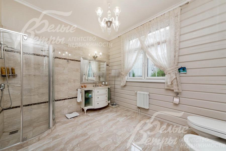 Ванная комната с душем в гостевой спальне на первом этаже