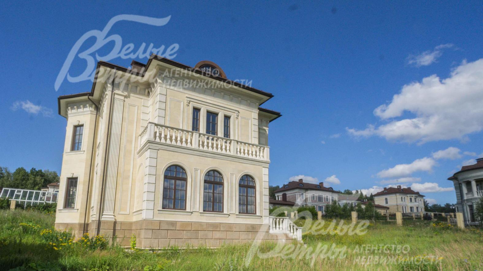 Дом из кирпича отделан искусственным камнем АрхиИзделия с декоративными элементами