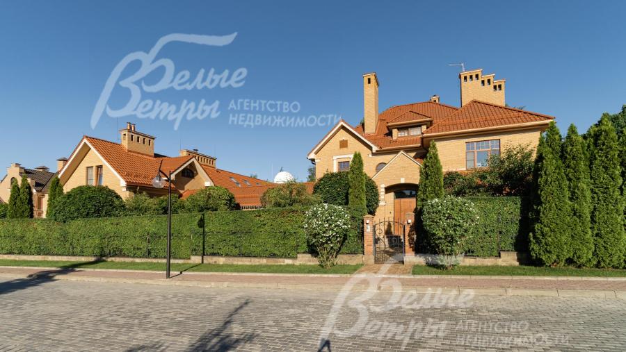 Дом состоит из двух частей, соединенных галереей: основной дом и комплекс СПА 