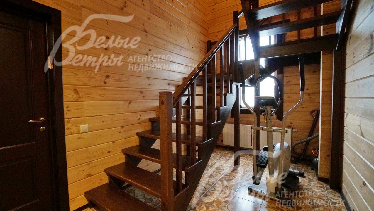 Широкий удобный лестничный марш из ясеня