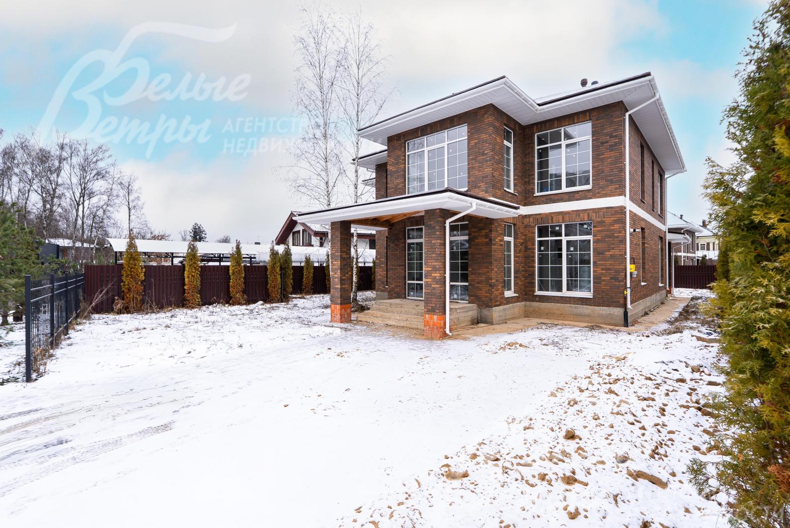 На участке высажены туи, вокруг дома проходит дренажная система