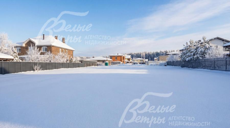 Все центральные коммуникации по границе участка