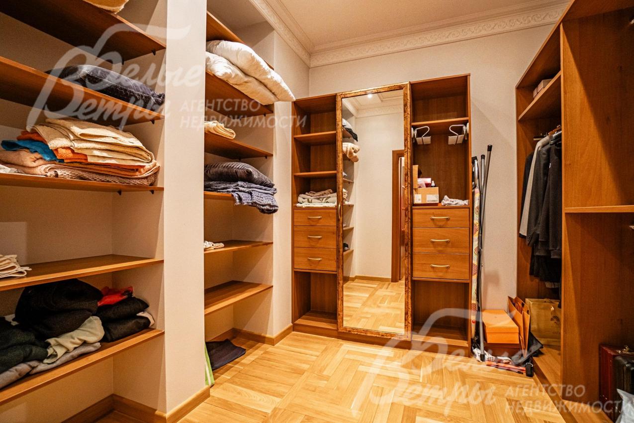 Гардеробная при мастер-спальне